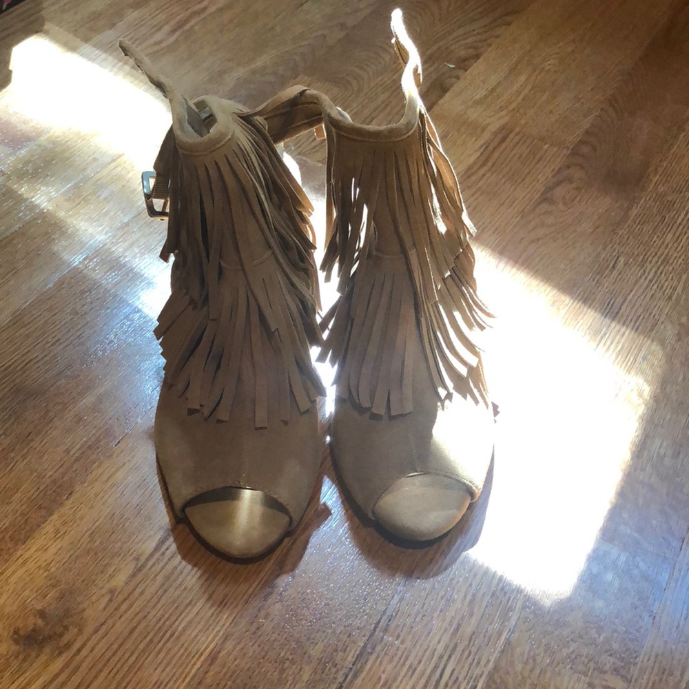Aerosoles size 7.5 fringe shoes. NEVER WORN